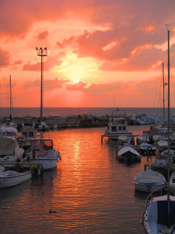 La Finestra Sul Mare B&B Livorno Kültér fotó